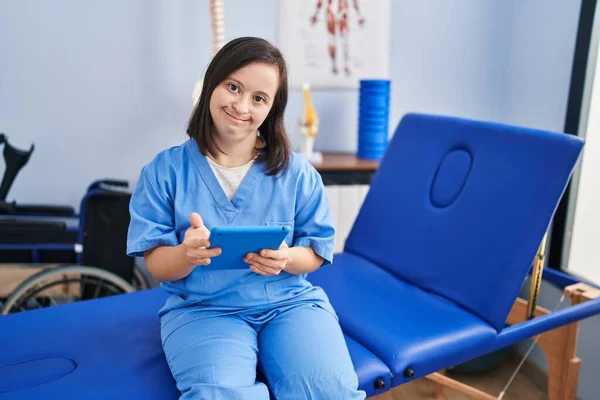 Síndrome Mujer Que Usa Uniforme Fisioterapia Usando Touchpad Clínica Fisioterapia —  Fotos de Stock