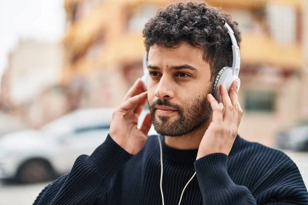 Junger Araber Hört Musik Mit Entspanntem Gesichtsausdruck Auf Der Straße — Stockfoto