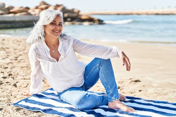 Middle Age Woman Smiling Confident Sitting Towel Seaside — Stockfoto