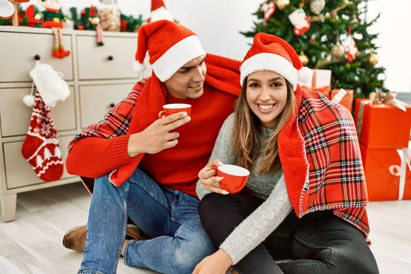 Casal Jovem Usando Chapéu Natal Cobrindo Com Cobertor Sentado Chão — Fotografia de Stock
