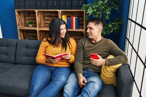 Ehepaar Nutzt Smartphone Und Lesebuch Hause — Stockfoto