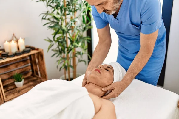 Hombre Mujer Mediana Edad Que Usan Uniforme Terapeuta Que Tienen — Foto de Stock