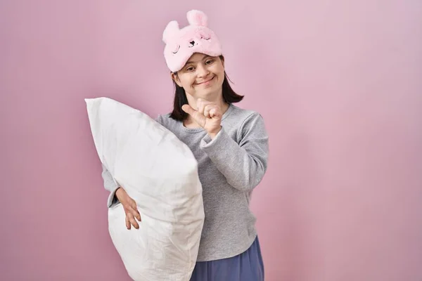 Mulher Com Síndrome Usando Máscara Dormir Abraçando Travesseiro Apontando Para — Fotografia de Stock
