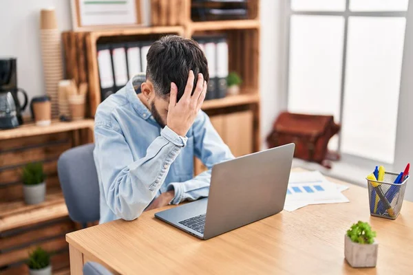 Young Hispanic Man Business Worker Stressed Using Laptop Working Office — Photo