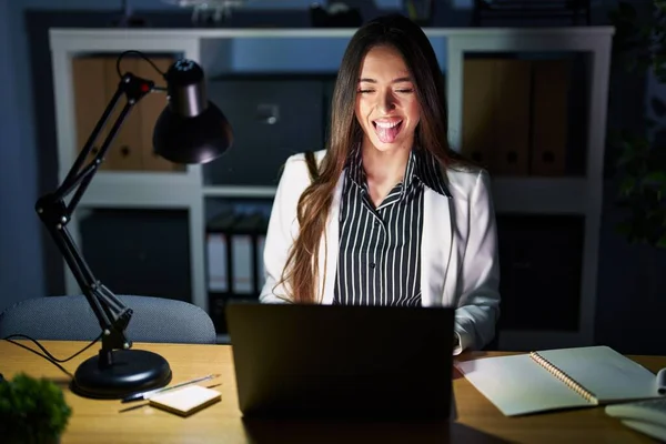 Jonge Brunette Die Nachts Kantoor Werkt Met Een Laptop Die — Stockfoto