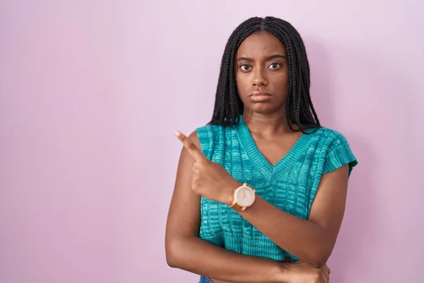 Fiatal Afro Amerikai Fonott Felett Áll Rózsaszín Háttér Mutató Kéz — Stock Fotó