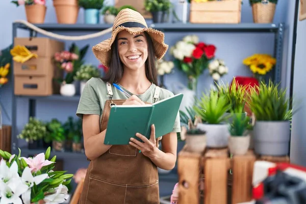Jovem Bela Florista Mulher Hispânica Sorrindo Escrita Confiante Caderno Loja — Fotografia de Stock