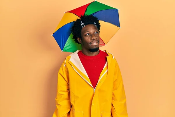 Jovem Afro Americano Vestindo Capa Chuva Amarela Sorrindo Olhando Para — Fotografia de Stock