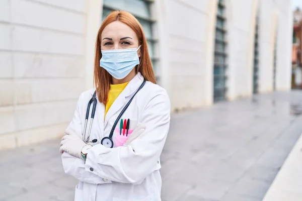 Jovem Mulher Branca Médico Vestindo Máscara Médica Com Braços Cruzados — Fotografia de Stock