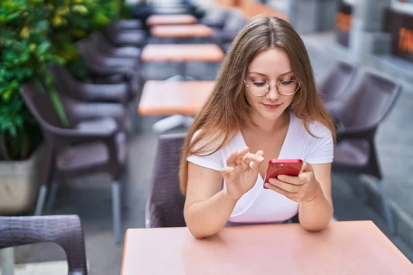 Jovem Loira Usando Smartphone Sentado Mesa Terraço Café — Fotografia de Stock