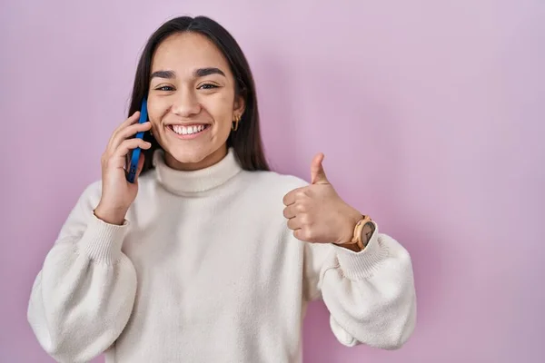 Junge Südasiatin Unterhält Sich Auf Dem Smartphone Und Lächelt Glücklich — Stockfoto