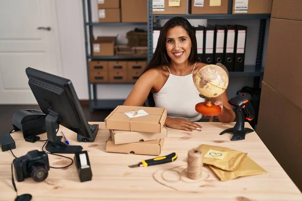 Mujer Hispana Joven Que Trabaja Pequeña Empresa Comercio Electrónico Worldship — Foto de Stock