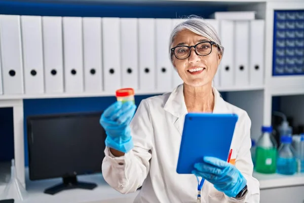 Científica Mujer Pelo Gris Mediana Edad Usando Tubo Ensayo Retención — Foto de Stock