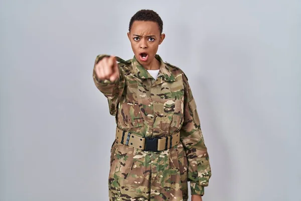Linda Mulher Afro Americana Vestindo Uniforme Exército Camuflagem Apontando Descontente — Fotografia de Stock