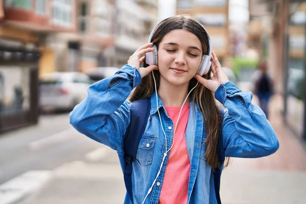 可爱的女学生在街上听音乐 — 图库照片