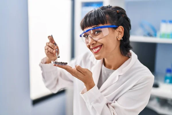 Mladá Žena Vědec Drží Vzorek Laboratoři — Stock fotografie