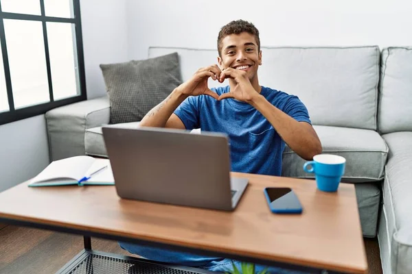 Junge Gut Aussehende Hispanische Mann Mit Laptop Sitzt Auf Dem — Stockfoto