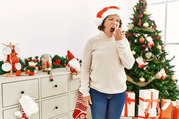 Donna Ispanica Mezza Età Piedi Vicino All Albero Natale Annoiato — Foto Stock