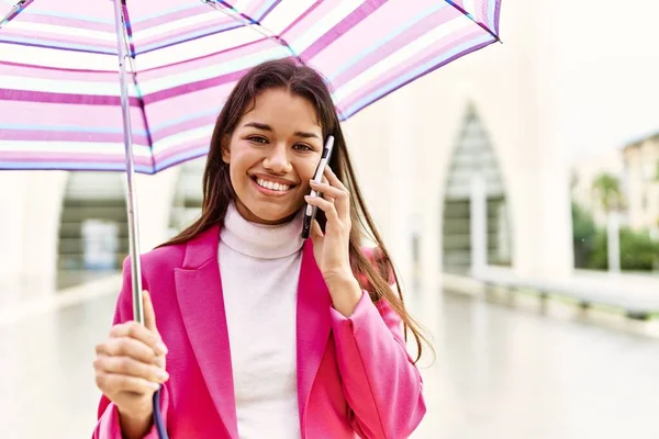 Young Latin Woman Talking Smartphone Holding Umbrella Street — Stock Photo, Image