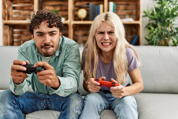 Giovane Coppia Urlando Giocando Videogioco Casa — Foto Stock