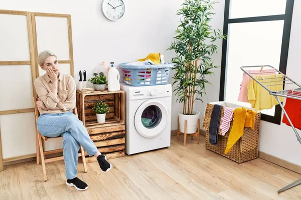 Young Caucasian Woman Boring Waiting Washing Machine Laundry Room — Stockfoto