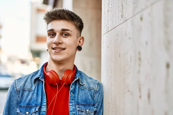 Jovem Caucasiano Cara Sorrindo Encostado Parede — Fotografia de Stock