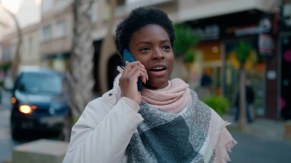 Νεαρή Αφροαμερικανή Γυναίκα Χαμογελά Αυτοπεποίθηση Μιλώντας Στο Smartphone Στο Δρόμο — Φωτογραφία Αρχείου