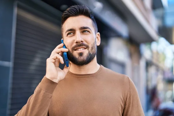 Joven Hombre Hispano Sonriendo Confiado Hablando Teléfono Inteligente Calle —  Fotos de Stock