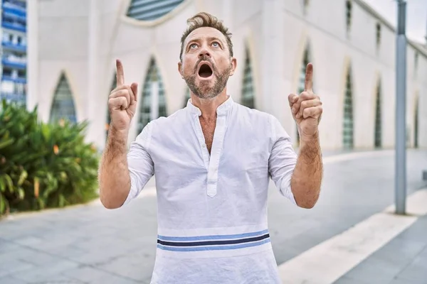 Middle Age Man Outdoor City Amazed Surprised Looking Pointing Fingers — Stockfoto