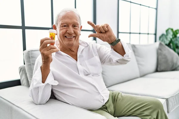 Senior Man Holding Pills Smiling Confident Gesturing Hand Doing Small — Stock fotografie