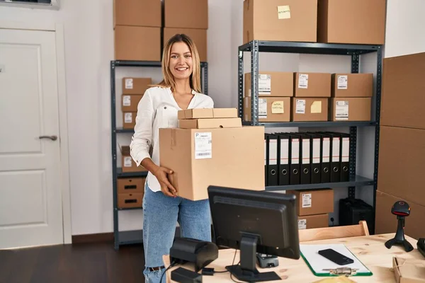 Giovane Donna Ispanica Commerce Business Worker Che Detiene Pacchetti Ufficio — Foto Stock