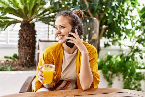 Jovem Hispânica Conversando Smartphone Bebendo Suco Laranja Terraço — Fotografia de Stock