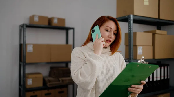 Jovem Ruiva Mulher Ecommerce Empresário Falando Smartphone Escritório — Fotografia de Stock