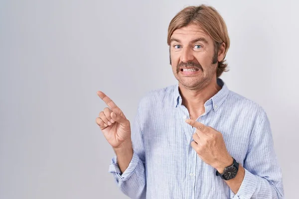 Homem Caucasiano Com Bigode Sobre Fundo Branco Apontando Para Lado — Fotografia de Stock