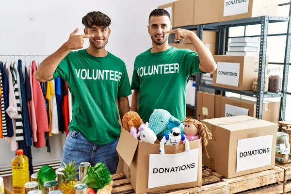 Pareja Gay Joven Vistiendo Camiseta Voluntaria Las Donaciones Pie Señalando —  Fotos de Stock