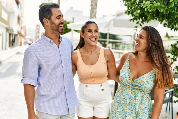 Tres Amigos Hispanos Sonriendo Felices Abrazándose Ciudad — Foto de Stock