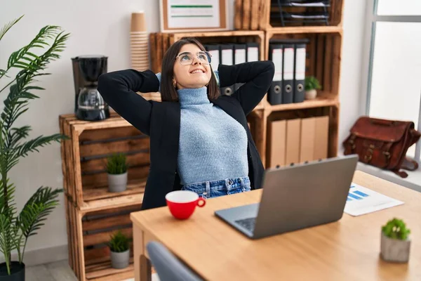 Jovem Bela Mulher Hispânica Trabalhador Negócios Usando Laptop Relaxado Com — Fotografia de Stock