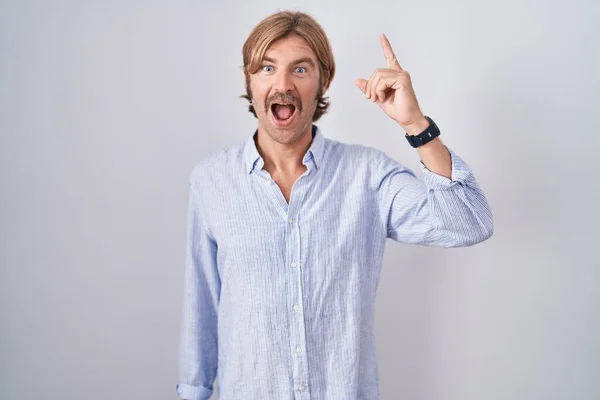 Homem Caucasiano Com Bigode Sobre Fundo Branco Apontando Dedo Para — Fotografia de Stock