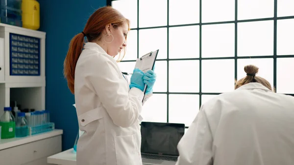 Homme Femme Portant Uniforme Scienciste Écrivant Sur Presse Papiers Laboratoire — Photo