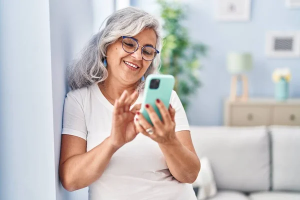 Middle Age Woman Using Smartphone Standing Home — Fotografia de Stock