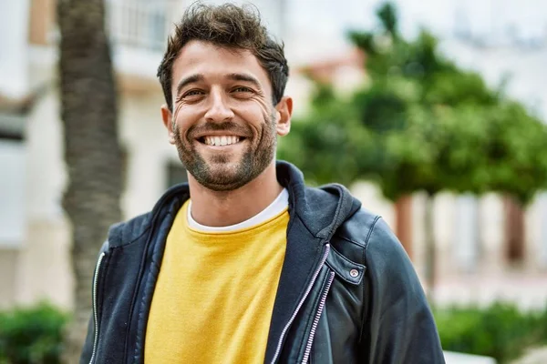 Bel Homme Hispanique Avec Barbe Souriant Heureux Plein Air — Photo