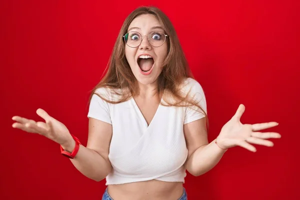 Mujer Caucásica Joven Pie Sobre Fondo Rojo Celebrando Loco Sorprendido — Foto de Stock