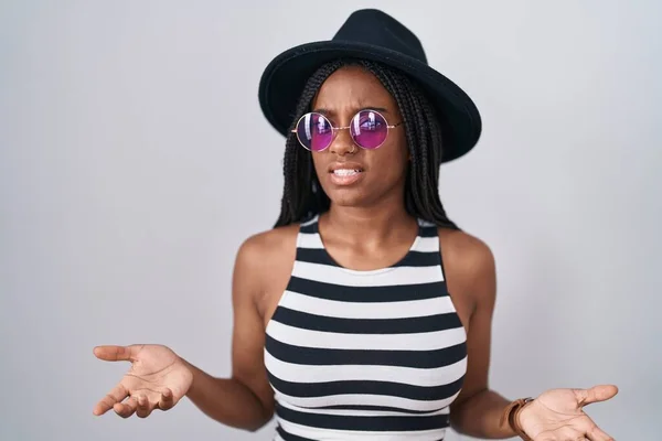 Joven Afroamericano Con Trenzas Con Sombrero Gafas Sol Despistado Confundido —  Fotos de Stock