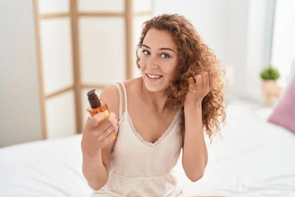 Junge Schöne Hispanische Frau Lächelt Zuversichtlich Mit Haarbehandlung Schlafzimmer — Stockfoto