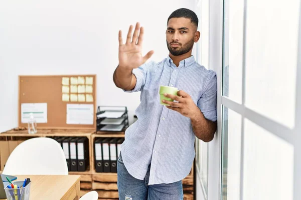 Jeune Homme Indien Buvant Une Tasse Café Bureau Avec Main — Photo