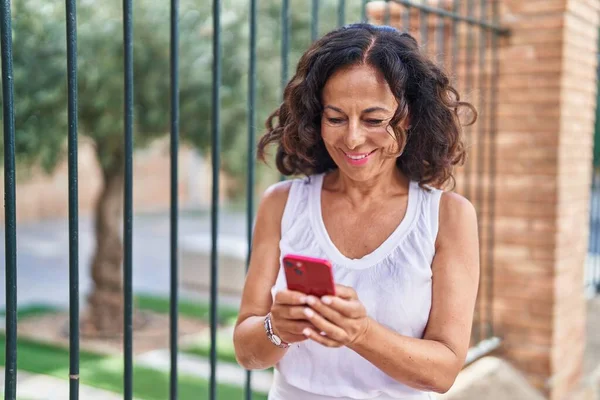 Medelålders Kvinna Ler Säkert Med Smartphone Gatan — Stockfoto
