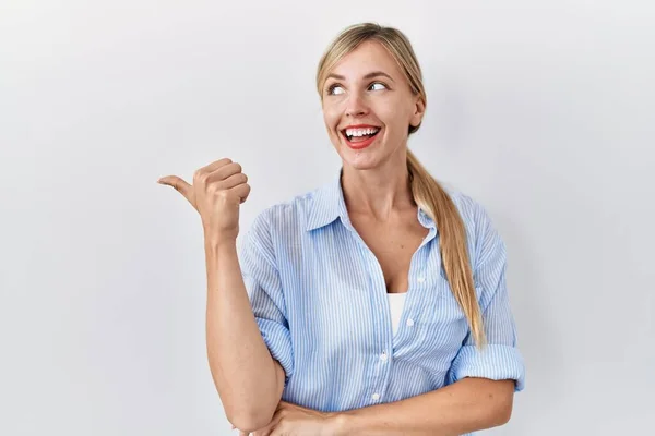 Beautiful Blonde Woman Standing White Background Smiling Happy Face Looking — Stockfoto