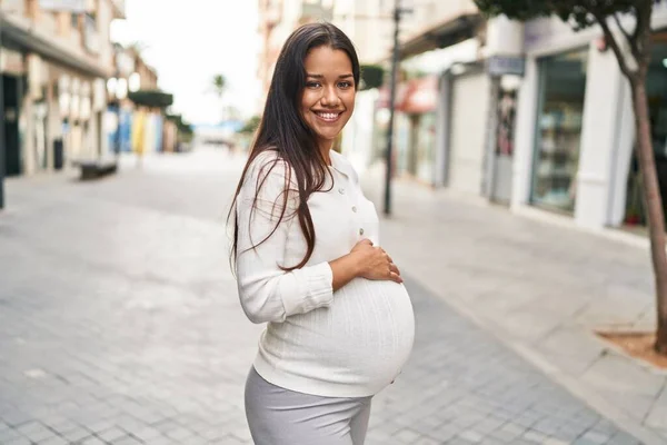Mujer Latina Joven Embarazada Sonriendo Confiada Tocando Vientre Calle —  Fotos de Stock
