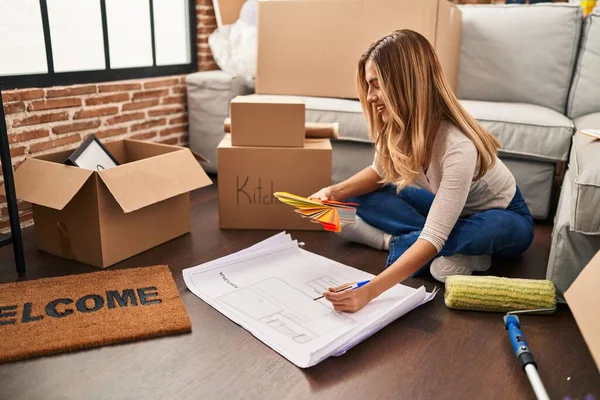 Jong Blond Vrouw Zitten Vloer Kiezen Verf Kleur Nieuwe Huis — Stockfoto