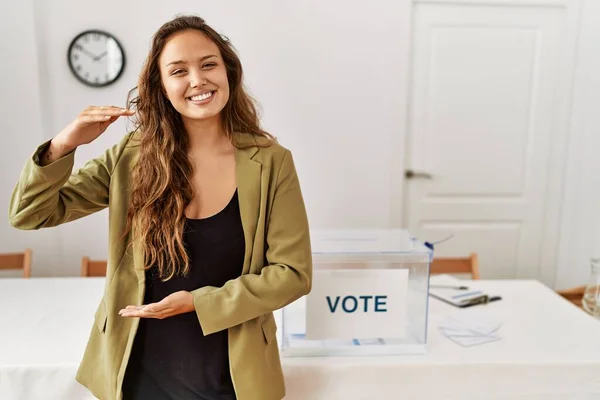 Vacker Latinamerikansk Kvinna Står Politiska Kampanj Rum Gester Med Händerna — Stockfoto